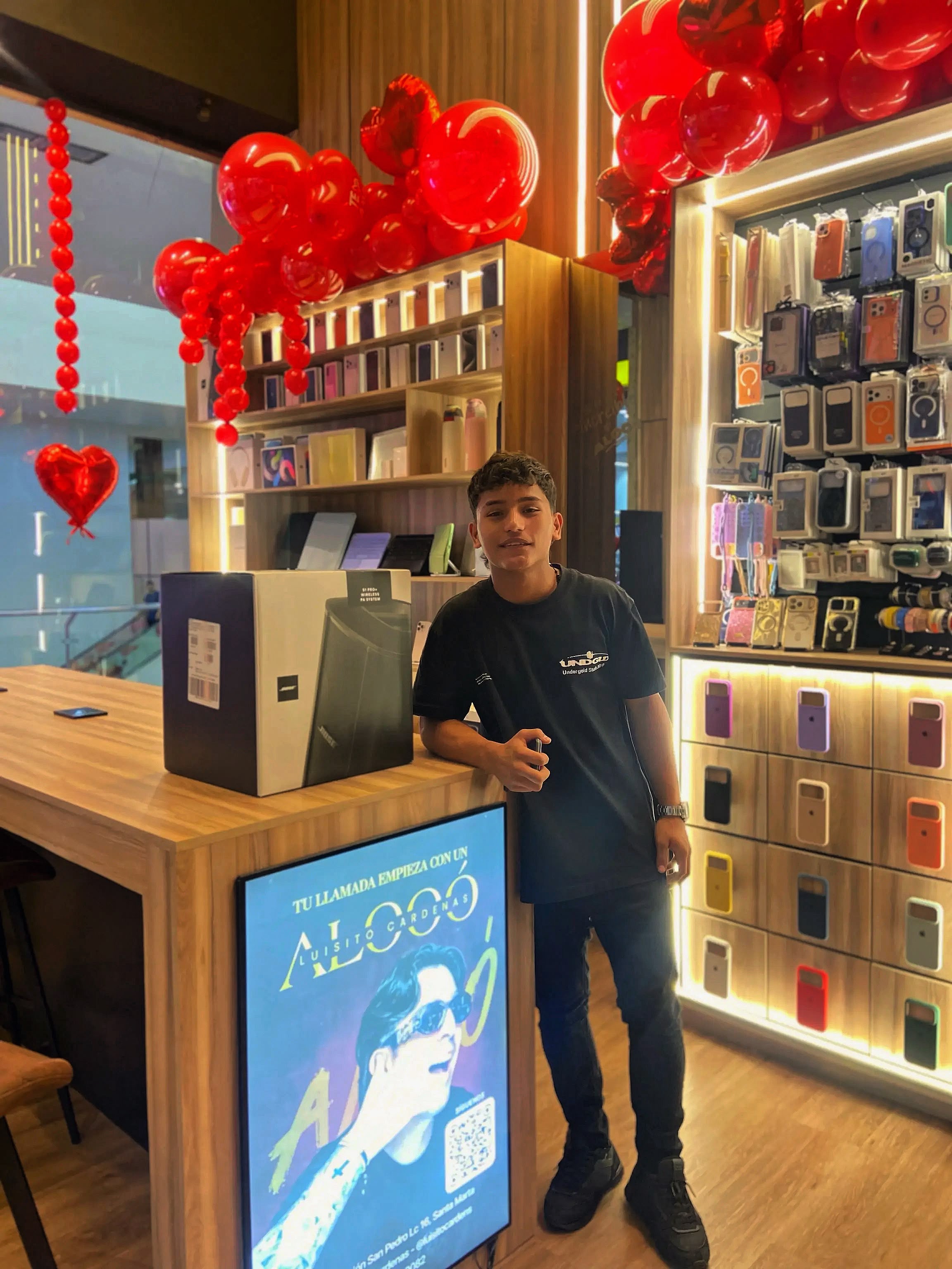 Fotografía enviada por el organizador junto a la caja del Bose S1 Pro Plus en la tienda